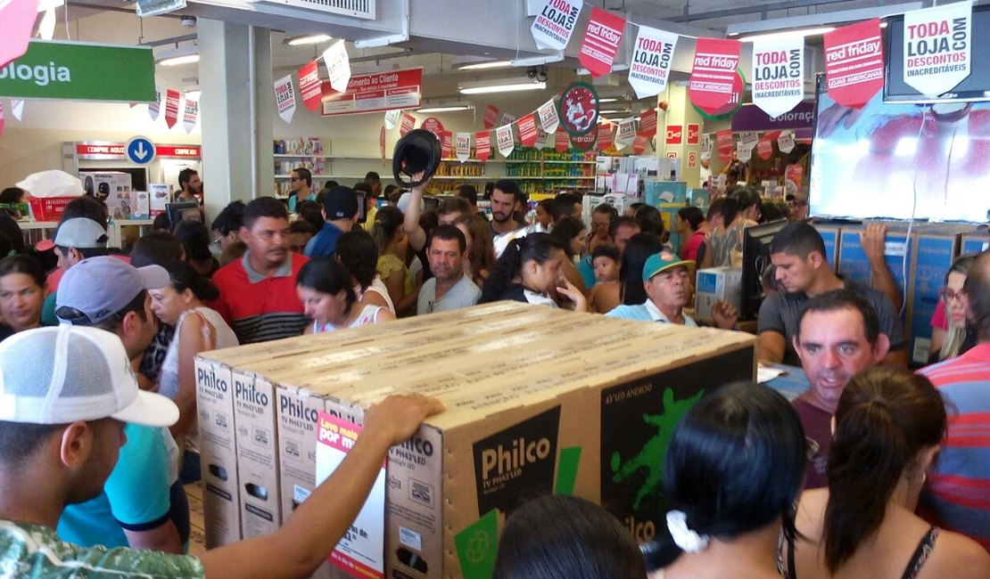 Black Friday: consumidores lotam loja do Centro que abriu às 00h desta sexta (24)