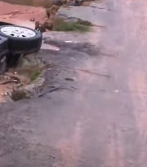 Carro com três pessoas cai de ponte após ser arrastado pela água em Bebedouro