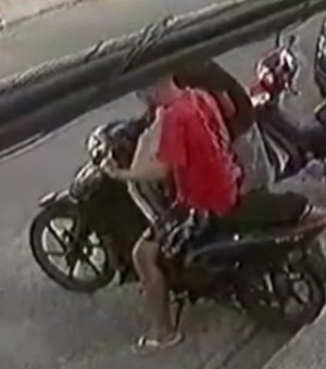 Homens são flagrados furtando moto na Jatiúca