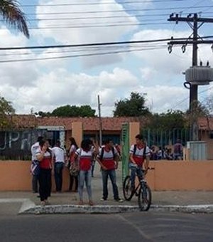 Estudantes ocupam mais uma escola da rede pública de Arapiraca e ameaçam ocupar outra