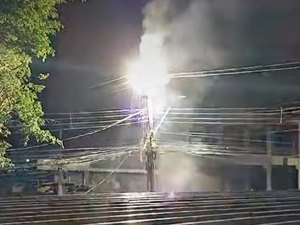 Incêndio em poste deixa moradores assustados no bairro Santa Amélia