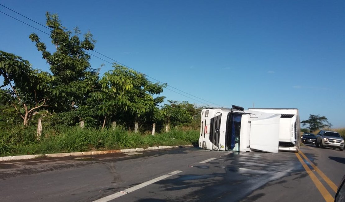 Bebê de três meses morre em acidente com carreta