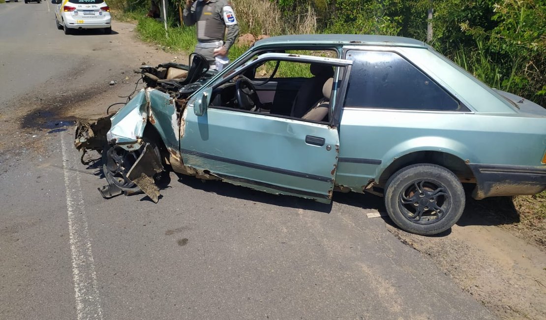 Carro colide com ônibus na entrada do Povoado Saúde, em Maceió