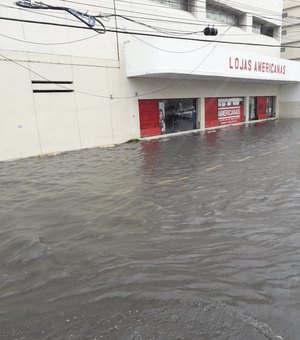 [Vídeo] Chuvas causam transtorno pelas ruas de Maceió 