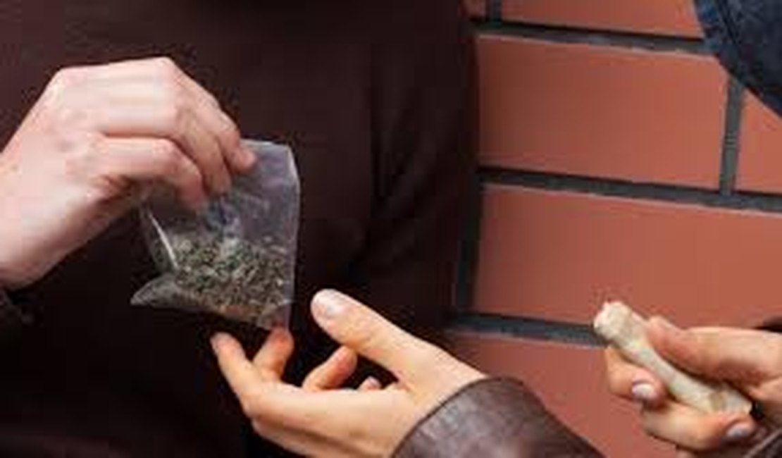 Marido foge de abordagem policial e mulher é presa com drogas escondidas em casa