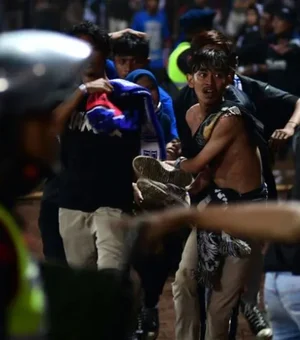 Tragédia na Indonésia: torcedores foram esmagados e morreram nos braços de jogadores durante tumulto em estádio