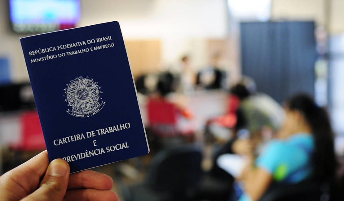 Novos empregos pagam em média 21% menos e sem carteira assinada