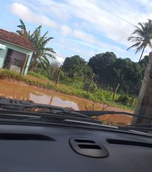 [Vídeo] Fedentina e mosquitos em poça d'água preocupam moradores da zona rural de Arapiraca 