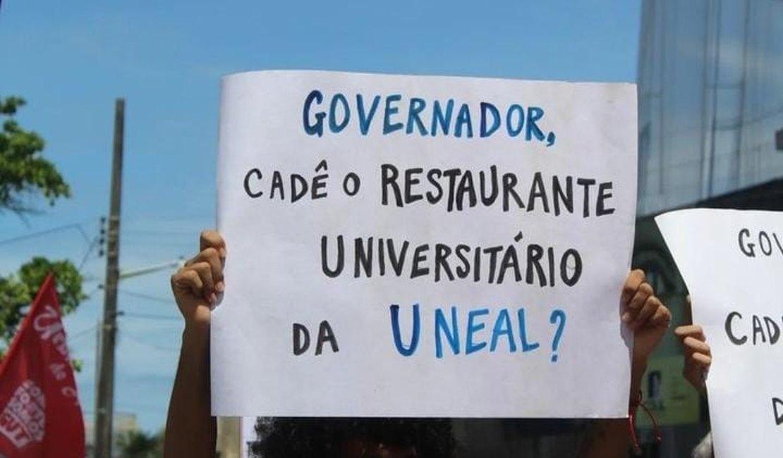 Estudantes da Uneal de Palmeira dos Índios reivindicam contratação de professores e restaurante universitário