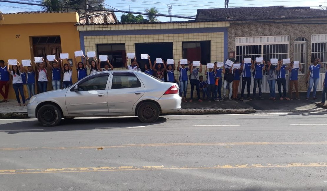 Alunos de Matriz de Camaragibe protestam e exigem melhorias na rede municipal