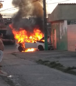 [Vídeo] Carro pega fogo e assusta moradores em avenida no Benedito Bentes I