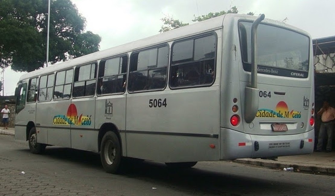 Criminoso tenta roubar ônibus e é baleado por passageiro no Jacintinho