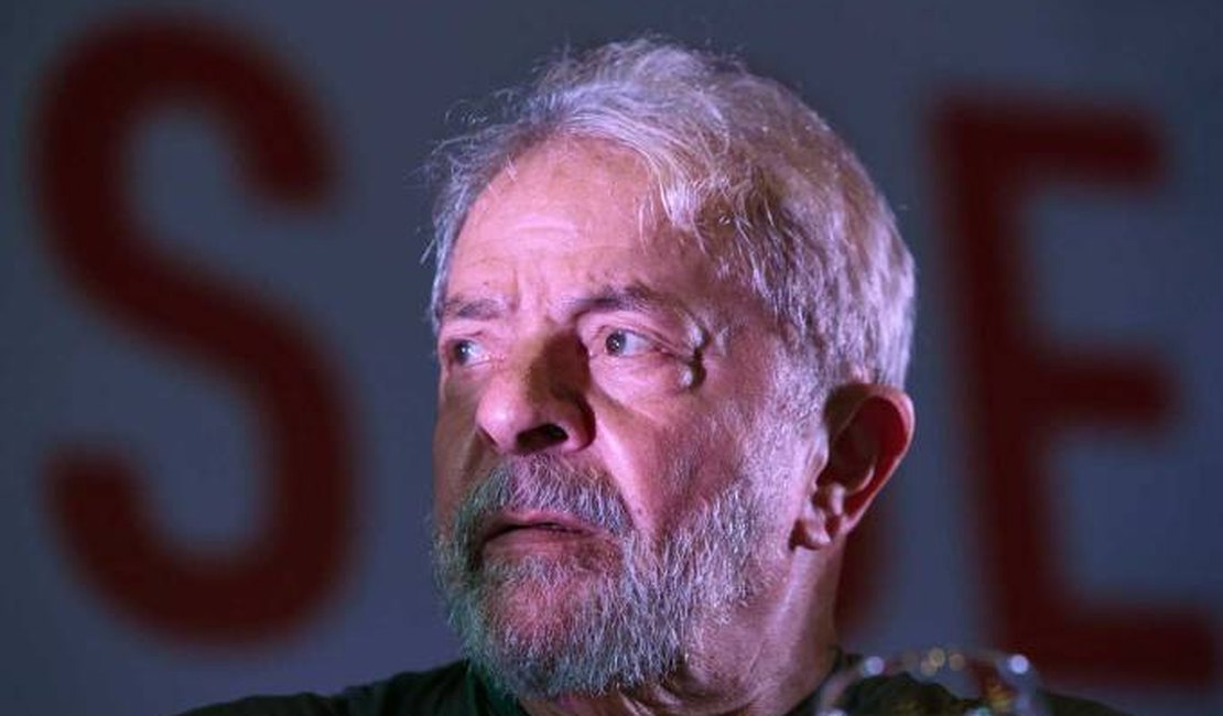 Lula se entrega e é preso pela Polícia Federal em São Paulo