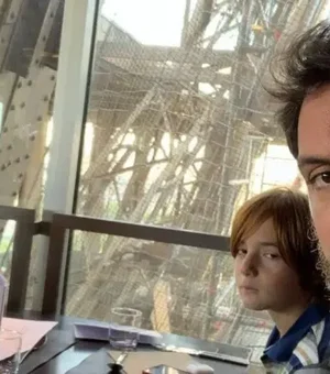 Rodrigo Lombardi e família se decepcionam com vista dentro da Torre Eiffel