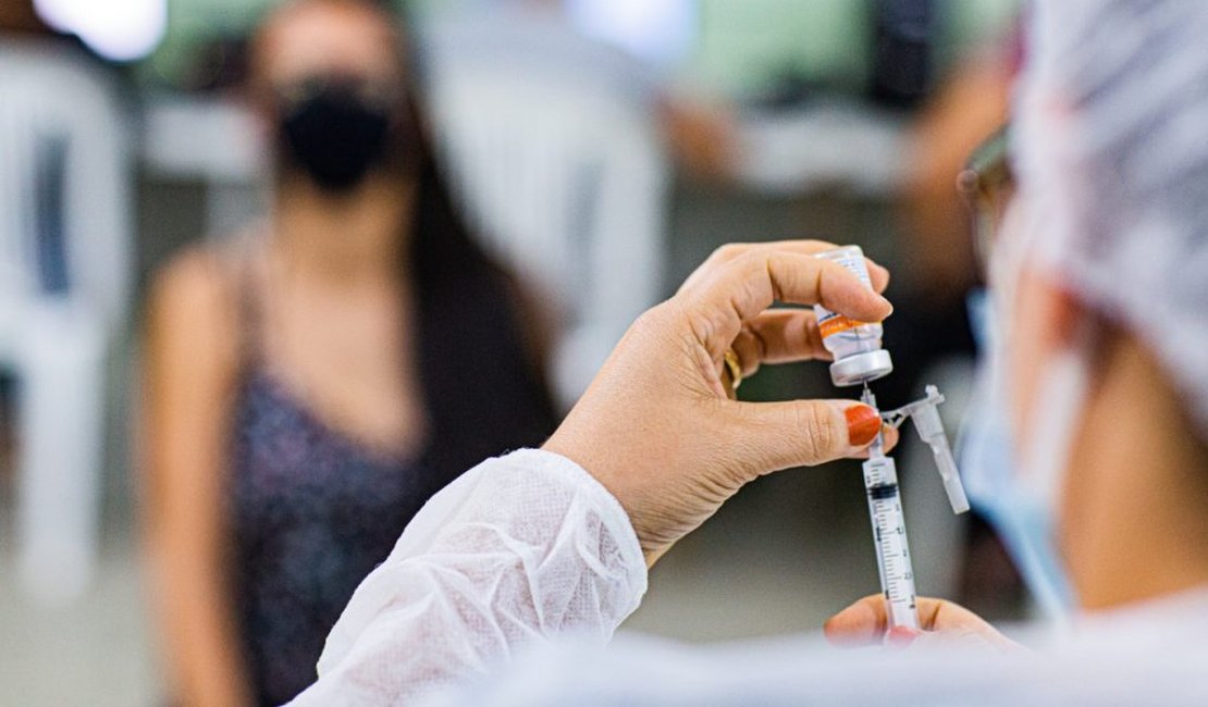 Após receber vacinas, Arapiraca retoma vacinação por idade a partir desta quarta (21)