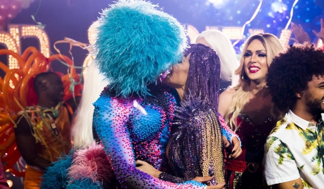 Rodrigo Hilbert se veste de 'drag queen' e beija Fernanda Lima no palco