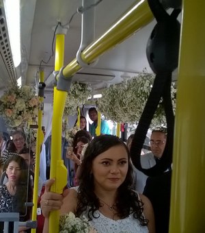 Casal faz casamento dentro de ônibus em que se conheceram, no Recife