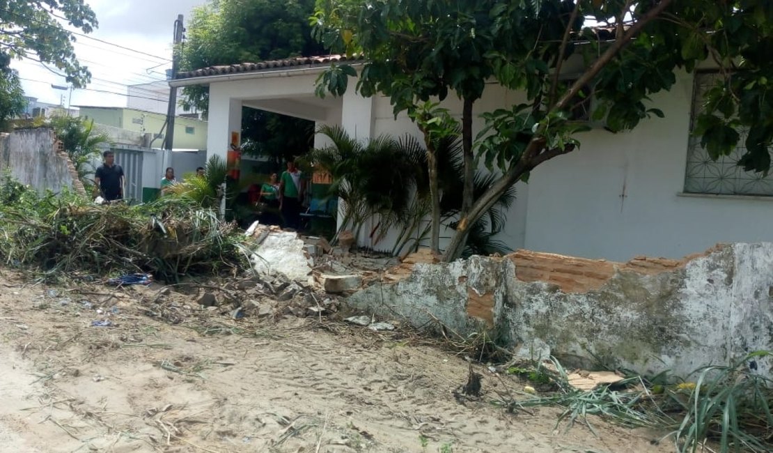 Nordeste:muro de secretaria da Prefeitura cai e deixa servidora ferida