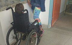 Criança aguarda ser atendida no Hospital de Emergência do Agreste