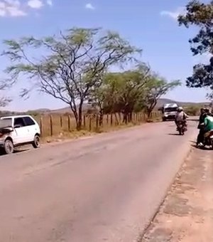 [Vídeo] Carro pega fogo à margem da AL-115, em Girau do Ponciano