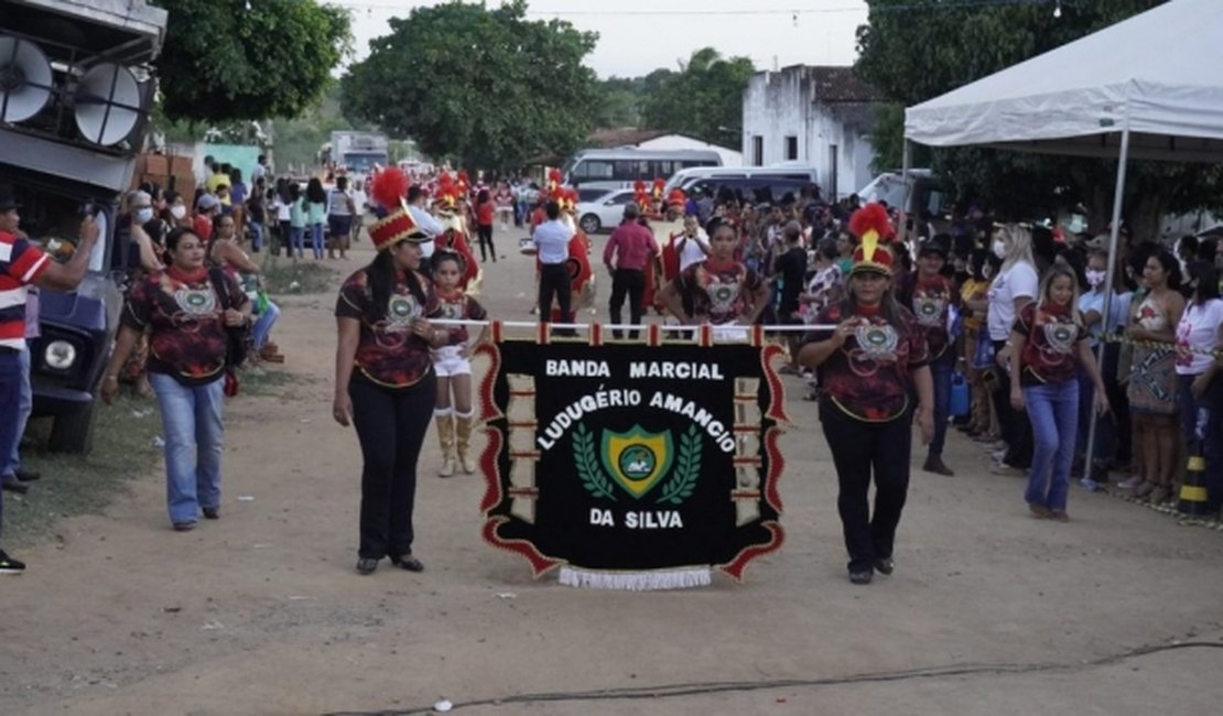 Desfile Cívico e apresentações marcam os 50 anos da Escola Francisco Pinto Pimentel
