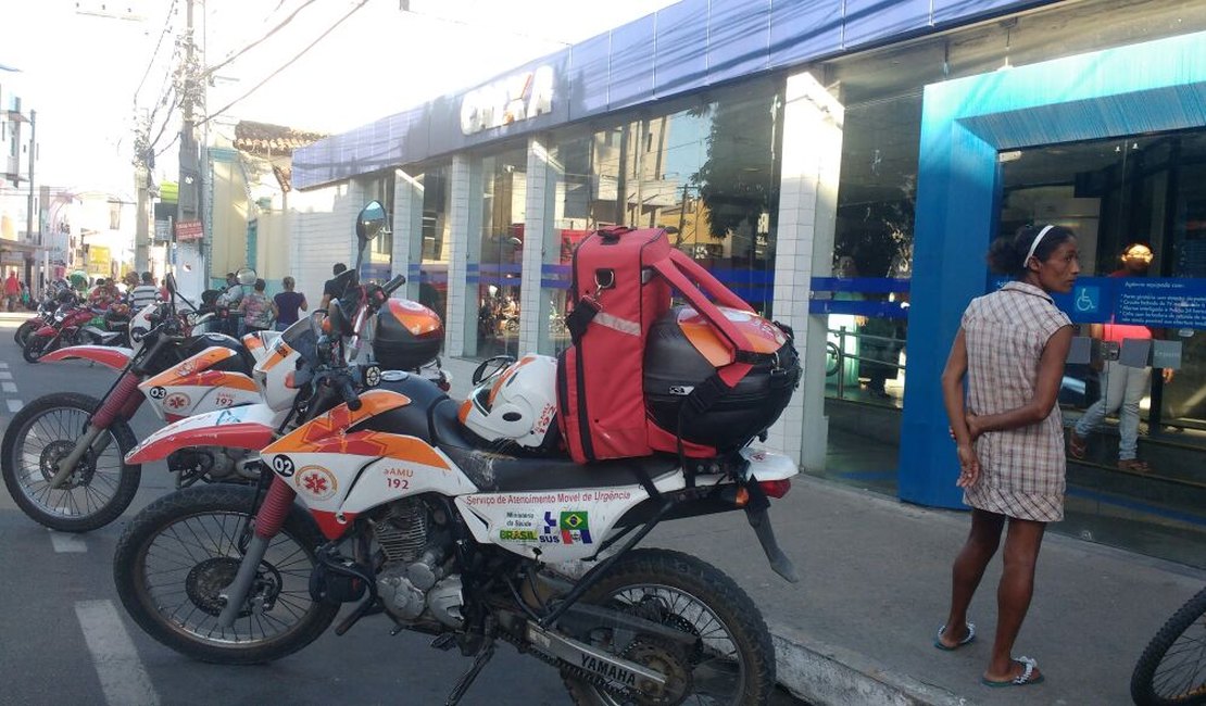 Hipertensa, mulher passa mal dentro de agência bancária em Arapiraca
