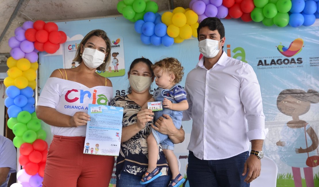 Familias de Girau do Ponciano recebem o cartão Criança Alagoana (Cria)