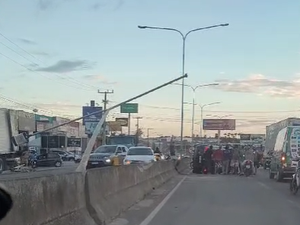 [Vídeo] Motorista perde o controle da direção e capota carro na AL-110 em Arapiraca