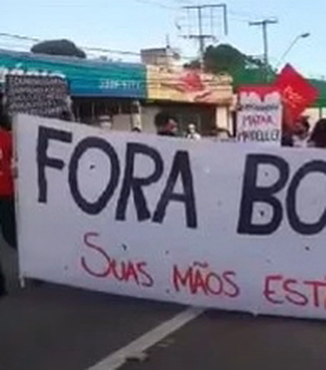 [Vídeo] Após criticar Bolsonaro por aglomeração, esquerda repete gesto em Maceió