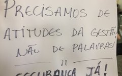 Cartaz fixado durante paralisação no 4º Centro de Saúde de Arapiraca