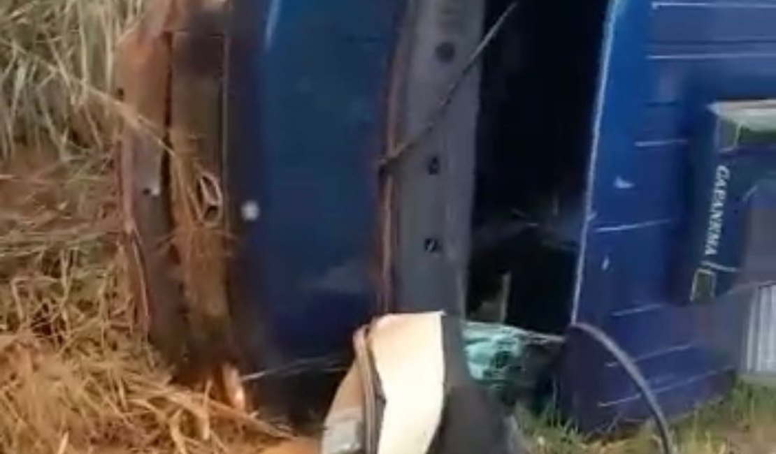 Caminhão capota e deixa motorista ferido em Taquarana