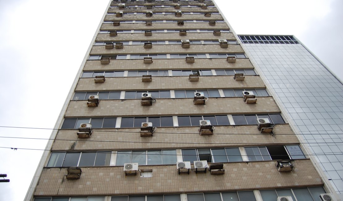 Com faca na mão, sem-terra ameaça pular do 11º andar de prédio no Centro de Maceió