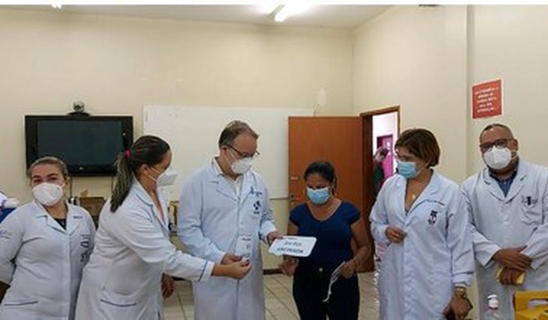 Hospital Universitário inicia vacinação de funcionários contra a covid-19