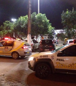 Detran e polícia recolhem veículos no Jacintinho