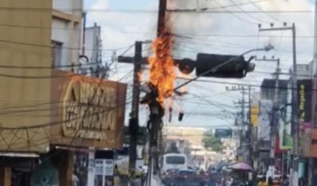 [Vídeo] Três postes de energia elétrica pegam fogo no centro comercial de Arapiraca