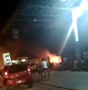 Caminhão estacionado ao lado de posto de combustíveis pega fogo,  em Arapiraca 