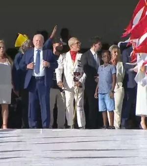 Veja quem são as pessoas que entregaram a faixa presidencial a Lula
