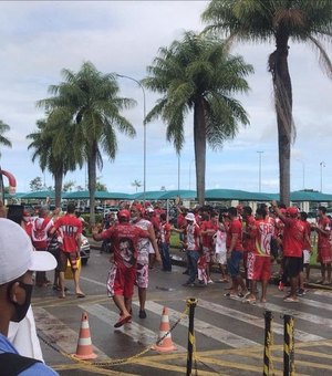Torcedores do CRB recebem jogadores no Aeroporto Zumbi dos Palmares com muita emoção