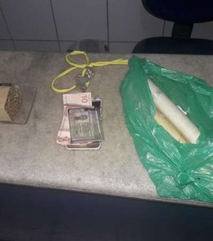 Barraqueiro da orla de Ponta Verde é detido com droga pelo Bope