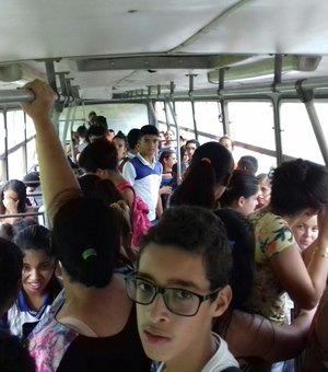 PRF flagra ônibus escolar com 30 passageiros excedentes, na BR-316