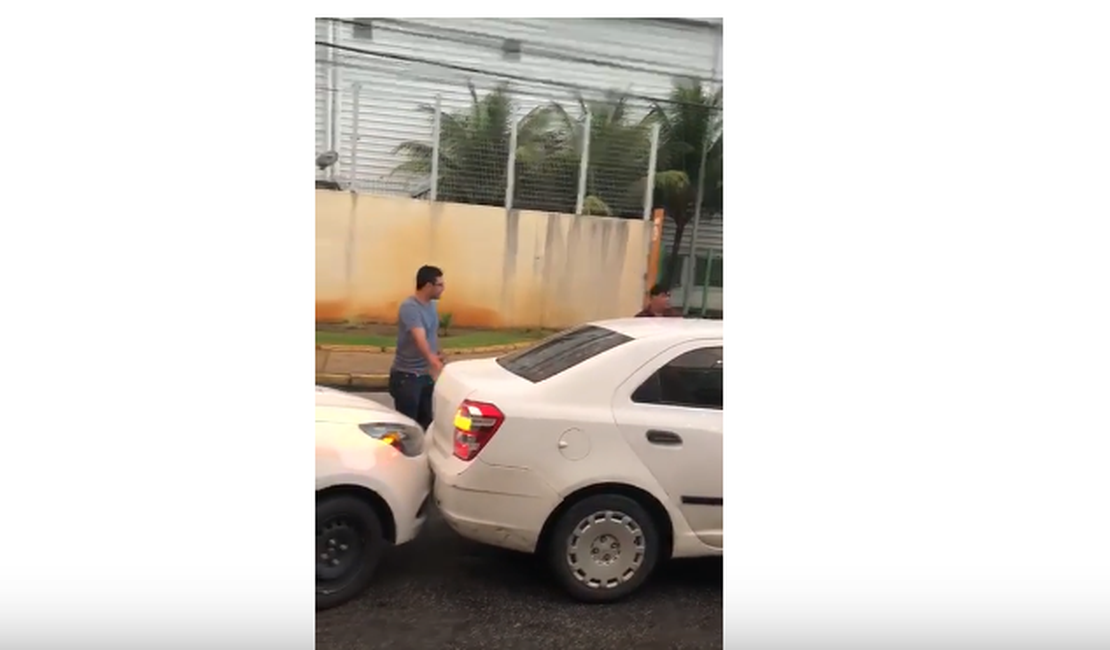 Vídeo mostra briga de trânsito após colisão na Jatiúca, em Maceió