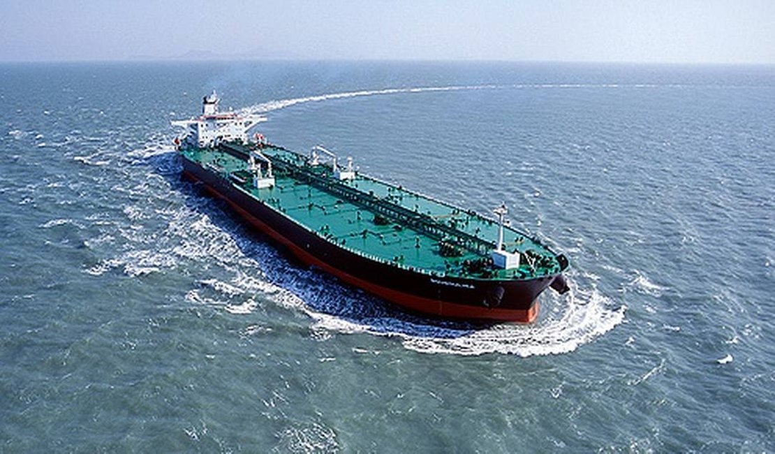 Navios da Marinha chegam ao Nordeste para reforçar limpeza de óleo