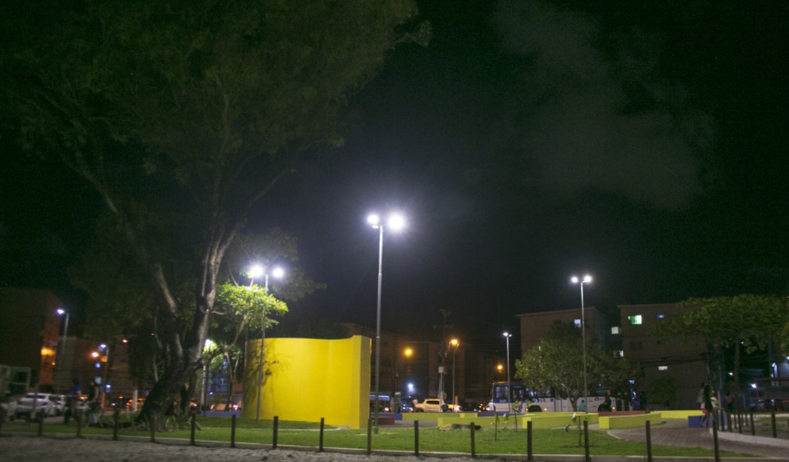 Praça da Bíblia ganha nova iluminação com tecnologia em LED na Jatiúca