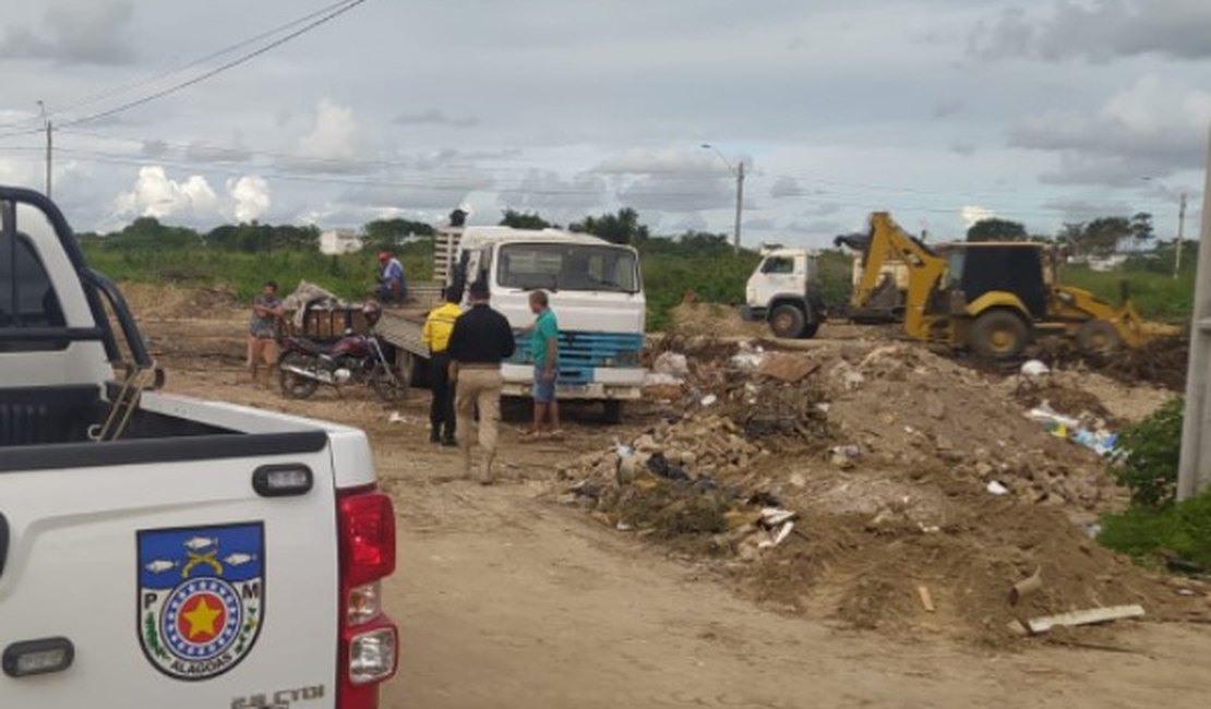 Fiscalização flagra descarte irregular de lixo em terreno no Bairro Itapoã em Arapiraca