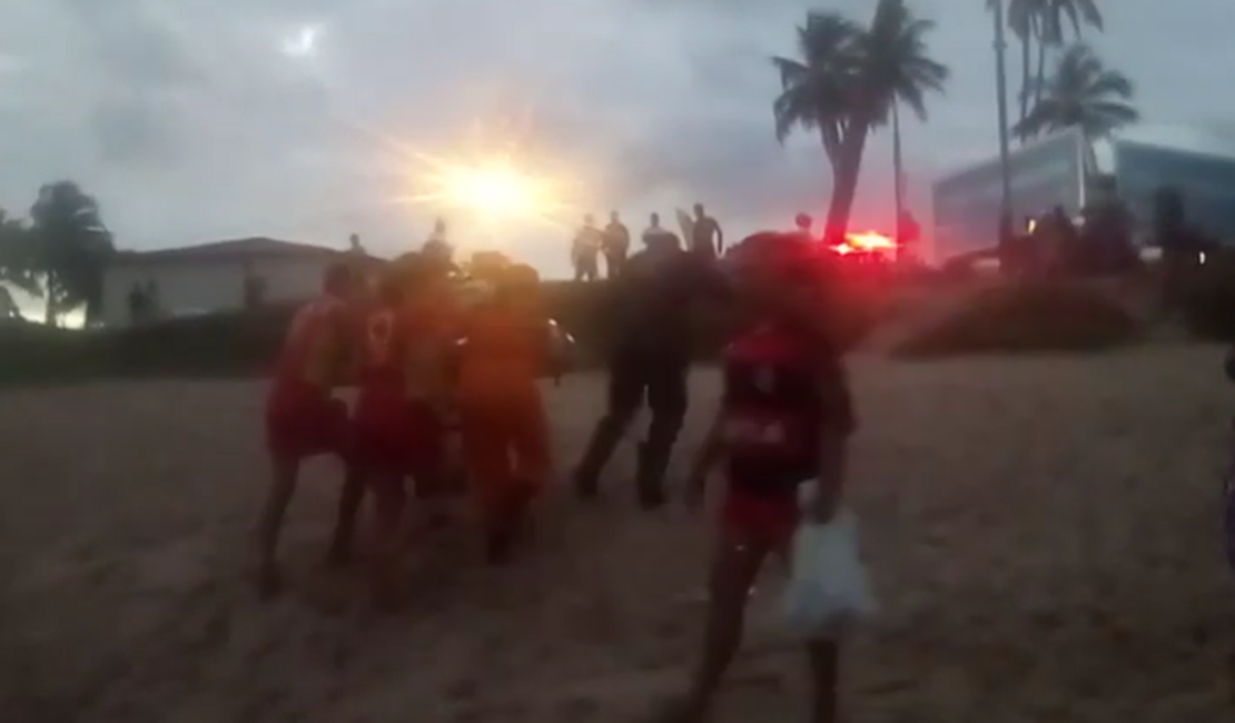 Casal é resgatado por bombeiros na Praia de Cruz das Almas