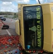 Caminhão com 6 mil kg  de tomate ia para Arapiraca e tomba na BR-101