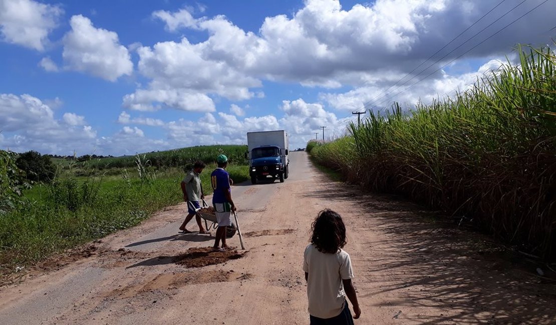 Moradores fazem operação tapa-buracos na rodovia que liga Porto Calvo e Jacuípe