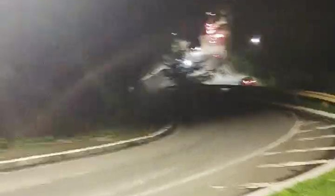 Assaltantes surpreendem motociclista e levam veículo na Av. Governador Afrânio Lages