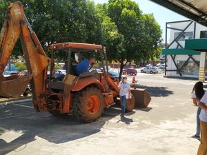 Idoso vai a drive-thru com retroescavadeira para tomar vacina contra Covid-19