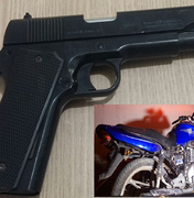 Polícia apreende dupla de menores com simulacro de pistola e motocicleta roubada